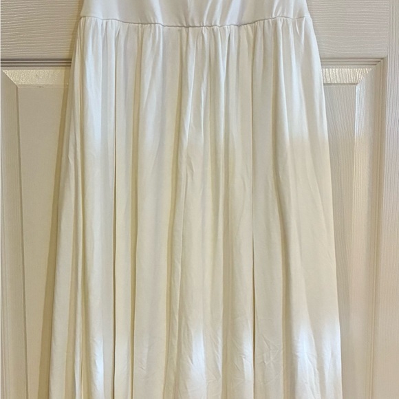 Elegant White Maxi Dress - Picture 4 of 7